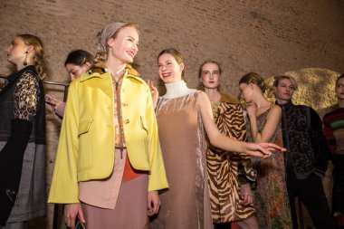 Backstage içinde mükemmel modele Cividini gösterisi