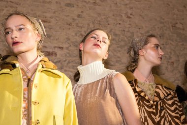 Backstage içinde mükemmel modele Cividini gösterisi