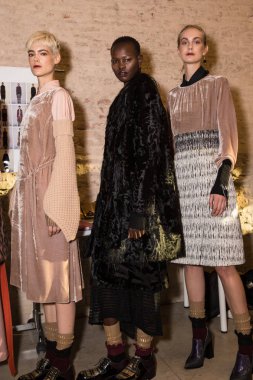 Backstage içinde mükemmel modele Cividini gösterisi