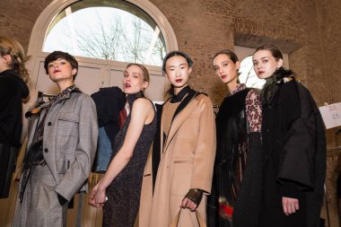 Backstage içinde mükemmel modele Cividini gösterisi