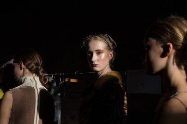 Backstage içinde mükemmel modele Cividini gösterisi