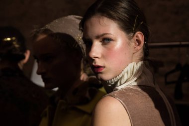 Backstage muhteşem modeli Cividini gösterisi