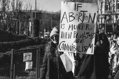 Dünya Kadınlar Günü için yürüyen öğrenciler