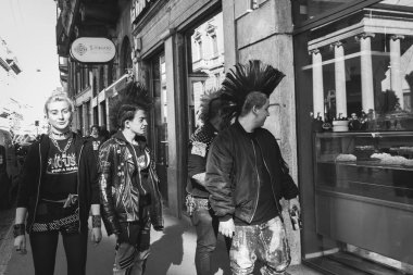 Dünya Kadınlar Günü için yürüyen öğrenciler