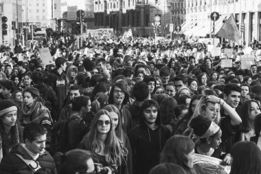 Dünya Kadınlar Günü için yürüyen öğrenciler