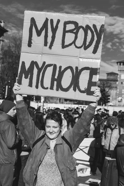 Estudiantes marchando por el Día Internacional de la Mujer — Foto de Stock