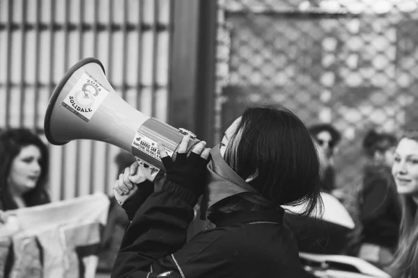 Studentinnen marschieren zum internationalen Frauentag — Stockfoto