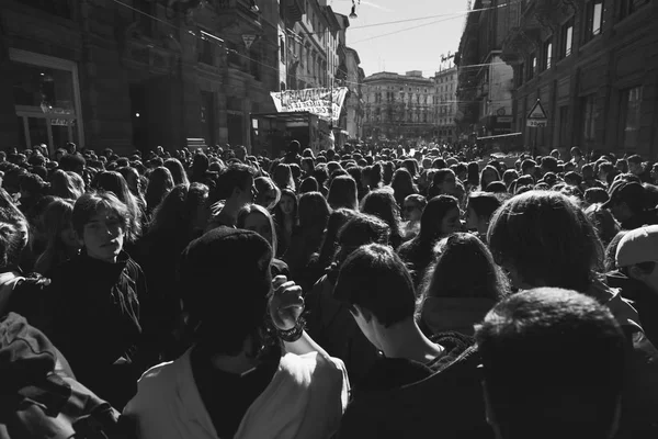 Studenter som marscherar för den internationella kvinnodagen — Stockfoto