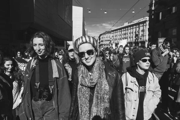 Estudiantes marchando por el Día Internacional de la Mujer —  Fotos de Stock