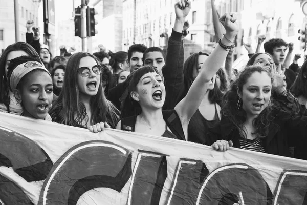 Studenti in marcia per la Giornata Internazionale della Donna — Foto Stock