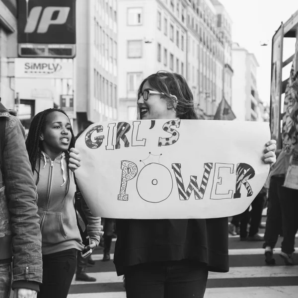 Estudiantes marchando por el Día Internacional de la Mujer — Foto de Stock