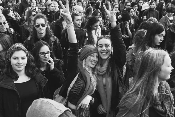 Studentinnen marschieren zum internationalen Frauentag — Stockfoto