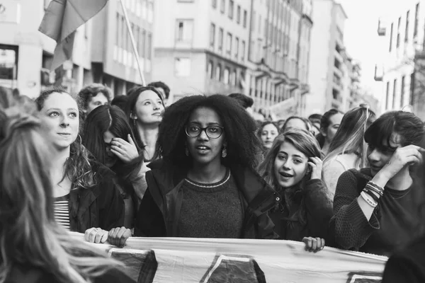 Studentinnen marschieren zum internationalen Frauentag — Stockfoto