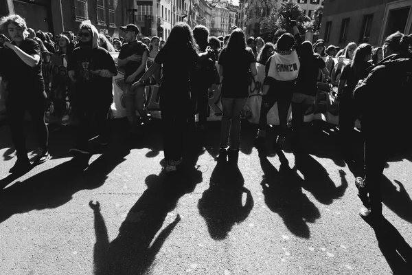 Φοιτητές βαδίζοντας για τη διεθνή ημέρα της γυναίκας — Φωτογραφία Αρχείου