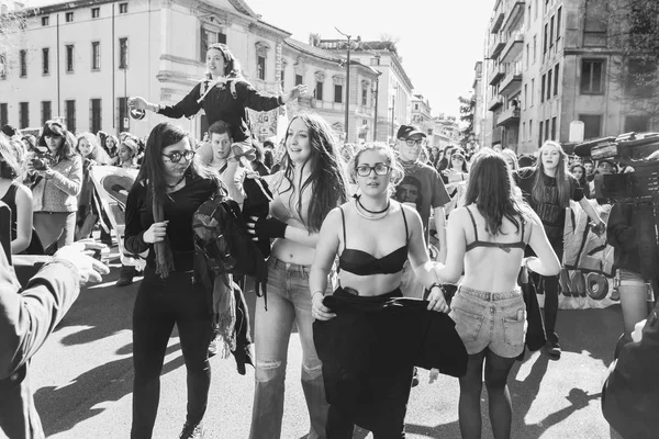 Studenten marcheren voor de internationale Vrouwendag — Stockfoto