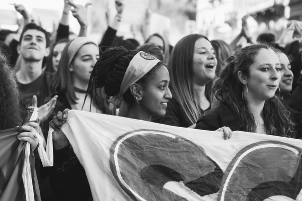 Studenter som marscherar för den internationella kvinnodagen — Stockfoto