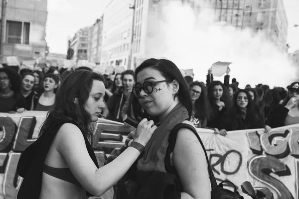 Estudiantes marchando por el Día Internacional de la Mujer — Foto de Stock