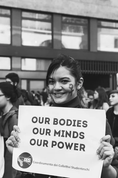 Estudiantes marchando por el Día Internacional de la Mujer — Foto de Stock