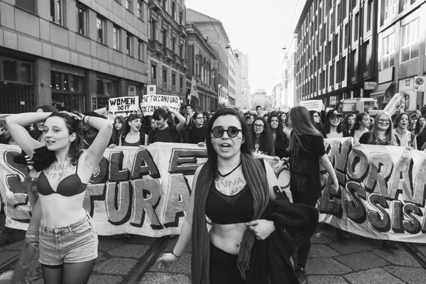 Estudiantes marchando por el Día Internacional de la Mujer —  Fotos de Stock
