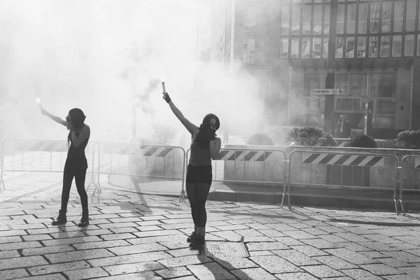 Studentów maszerujących na dzień kobiet — Zdjęcie stockowe