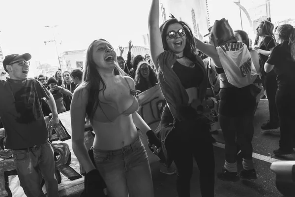 Студенты маршируют в Международный женский день — стоковое фото