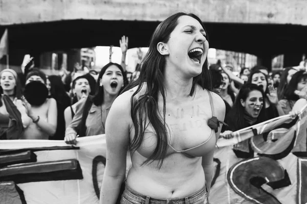 Studentów maszerujących na dzień kobiet — Zdjęcie stockowe