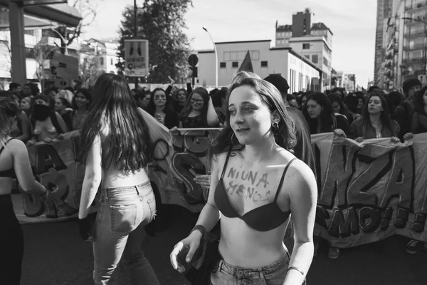 Estudantes marchando para o Dia Internacional da Mulher — Fotografia de Stock