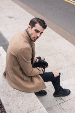 Güzel genç adam bir kentsel bağlamda poz