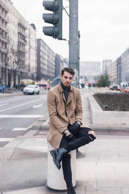 Güzel genç adam bir kentsel bağlamda poz