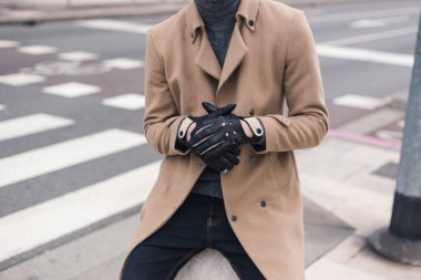 Detay eldiven giymiş genç bir adam