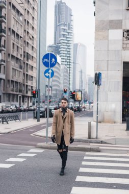 Güzel genç adam bir kentsel bağlamda poz