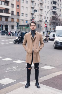 Güzel genç adam bir kentsel bağlamda poz