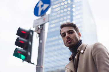 Güzel genç adam bir kentsel bağlamda poz