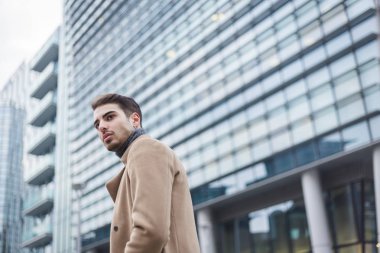 Güzel genç adam bir kentsel bağlamda poz