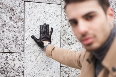 Güzel genç adam bir kentsel bağlamda poz