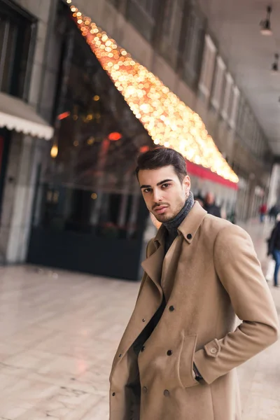 Beautiful young man posing in an urban context — Stock Photo, Image