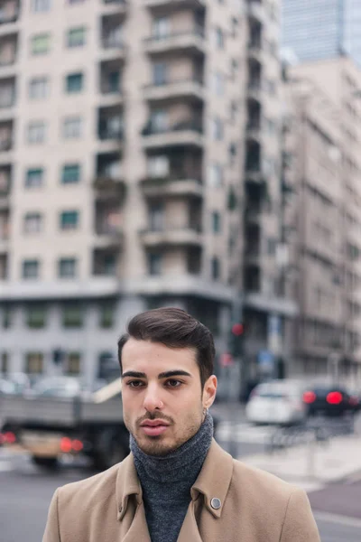 Krásný mladý muž pózuje v městském kontextu — Stock fotografie