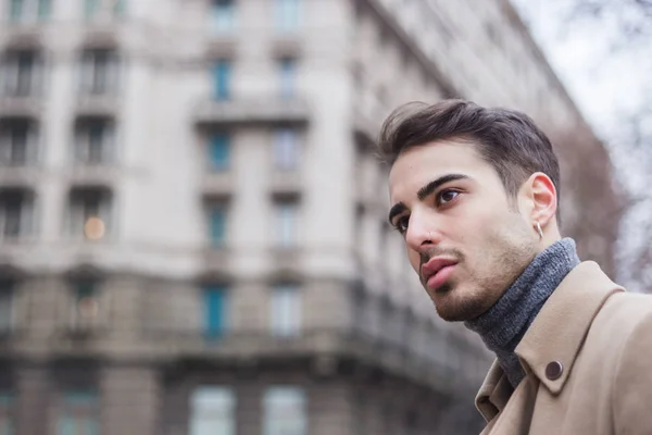 Jovem bonito posando em um contexto urbano — Fotografia de Stock