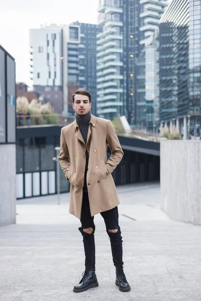 Jovem bonito posando em um contexto urbano — Fotografia de Stock