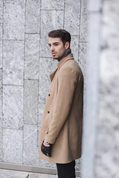 Beautiful young man posing in an urban context — Stock Photo, Image