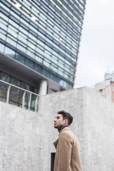 Jovem bonito posando em um contexto urbano — Fotografia de Stock