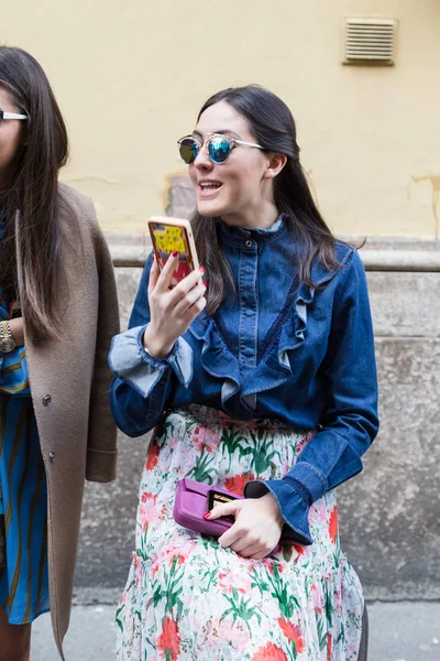 Mujer de moda en la Semana de la Moda Femenina de Miilan —  Fotos de Stock