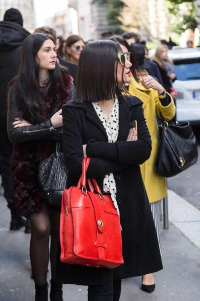 Mujer de moda en la Semana de la Moda Femenina de Miilan — Foto de Stock