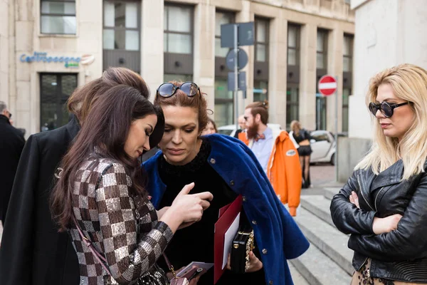 Fashionable woman at Milan Women's Fashion Week — Stock Photo, Image