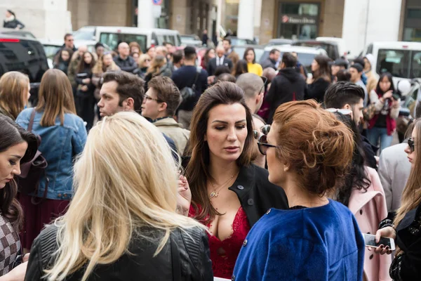 Mulheres na moda na Milan Women 's Fashion Week — Fotografia de Stock