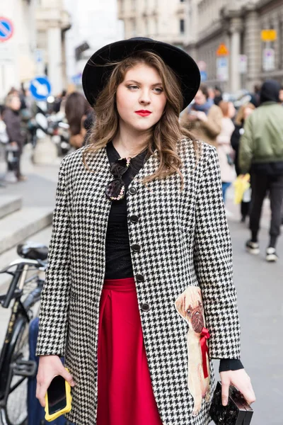 Модная женщина на Неделе моды в Милане — стоковое фото