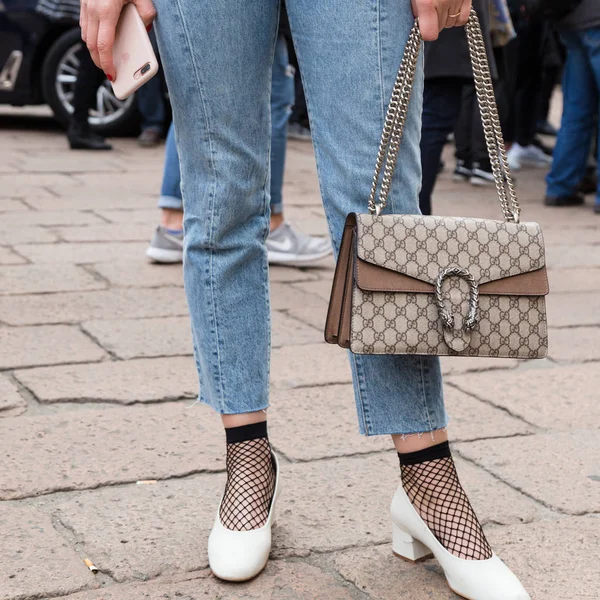 ミラノ女性のファッション ・ ウィークでバッグの詳細 — ストック写真