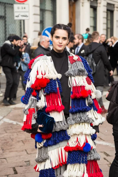 Fashionabla kvinna på modeveckan i Milano kvinnors — Stockfoto