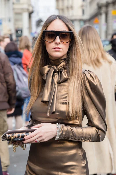 Modieuze vrouw in Milaan Women's Fashion Week — Stockfoto