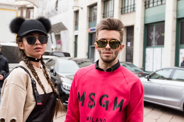 Fashionabla personer på modeveckan i Milano kvinnors — Stockfoto